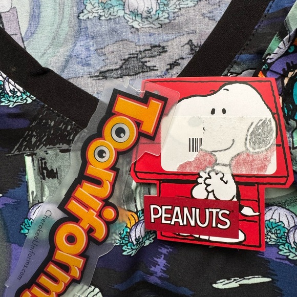Peanuts Snoopy Halloween Scrubs Women Size XXS, V Neck 2 Pockets Lucy Linus NWT - Picture 4 of 6